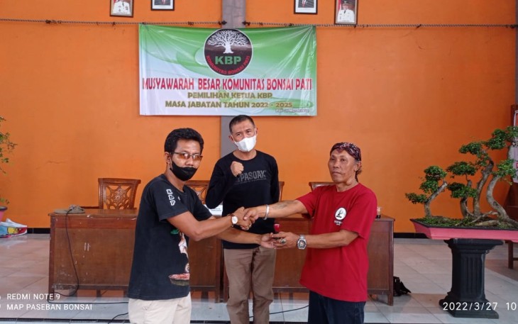 Penyerahan secara  simbolis Ketua KBP yang baru