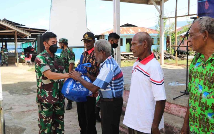 Peringati HUT Ke-76 TNI AU, Lanud Silas Papare Bagikan 200 Bingkisan Sembako 