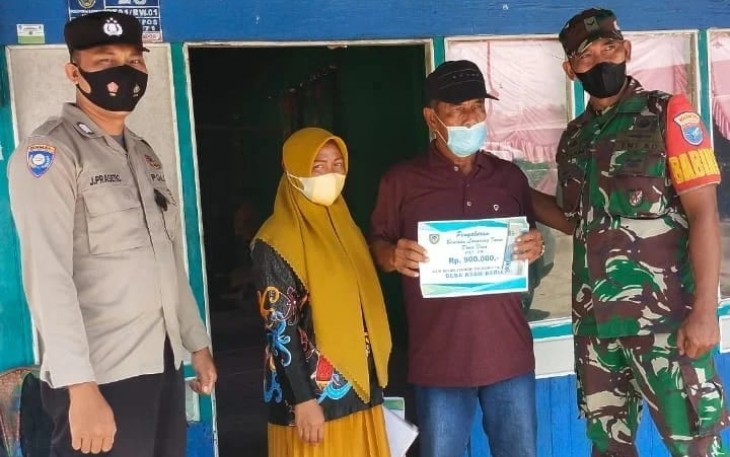 Babinsa Koramil 1015-16/Hanau Dampingi Penyaluran BLT-DD