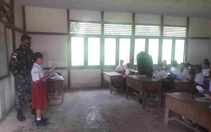 Satgas Perbatasan Ajarkan Bahasa Indonesia di SDN 13 Nanga Bayan 