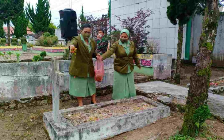 Persit KCK Cabang XLII Dim 0206/Dairi, Ziarah Hormati Arwah Pahlawan