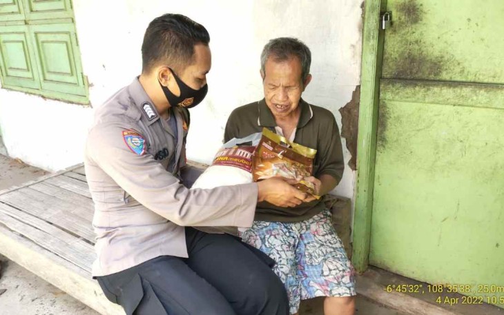Dinas Sambil Mencari Pahala, Polisi Bagikan Sembako Ke Warga