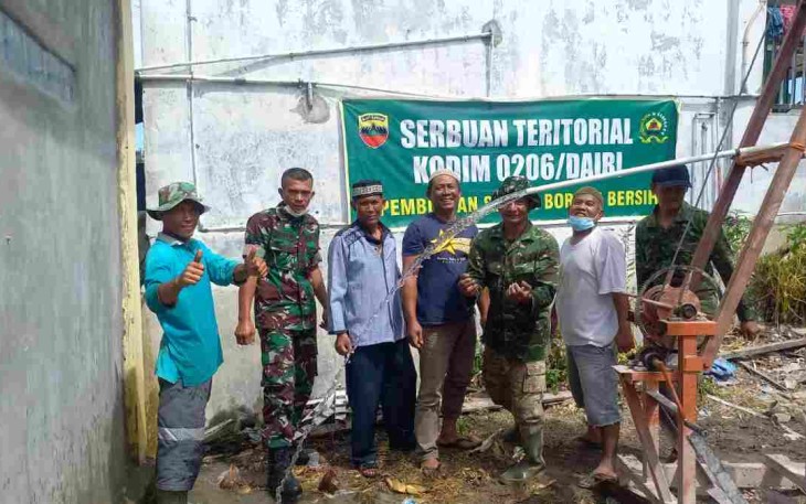 Kodim 0206/Dairi Bantu Jemaah Pembuatan Sumur Bor