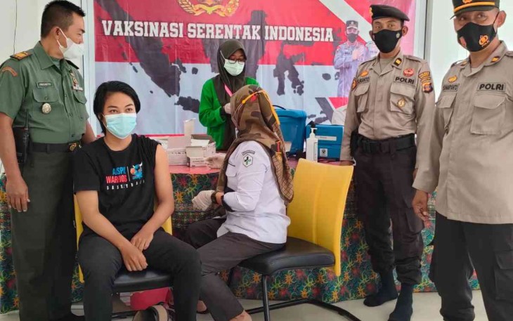 Danramil 0906/04 Sangasanga Pantau Vaksinasi Booster Di Puskesmas 