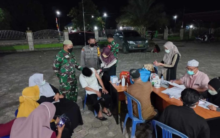 Koramil 04 Sangasanga Gelar Vaksinasi Malam Selepas Shalat Tarawih