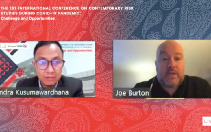 Dr. Joe Burton, Associate Lecturer at the School of International Relation, University of St Andrews, memaparkan materi terkait Cyber Security dalam  International Conference On Contemporary Risk Studies (ICONICS-RS)  di Universitas Pertamina 