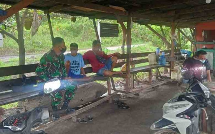 Babinsa Koramil 04/Sangasanga Komsos Himbau Prokes Dengan Lakukan 5M