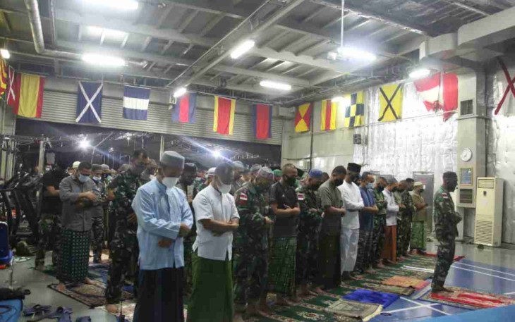 Khusuknya Sholat Tarawih di Tengah Laut