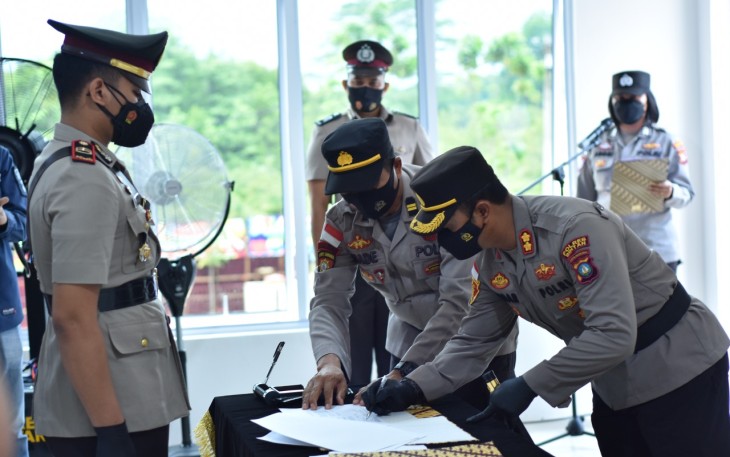 Kapolres Bintan saat pemimpin upacara sertijab