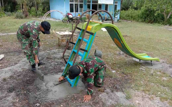 Berikan Kenyamanan, Satgas Pamtas Yonif Mekanis 643/Wns Perbaiki Sarana Bermain TK Perbatasan