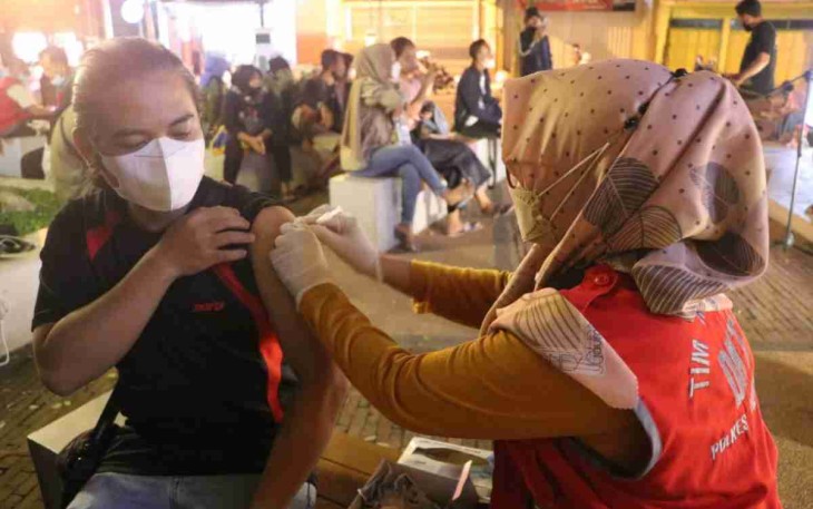 Sasar Pengunjung Taman 0 Kilometer, Kodim Tulungagung Gelar Vaksinasi Mobile Usai Tarawih