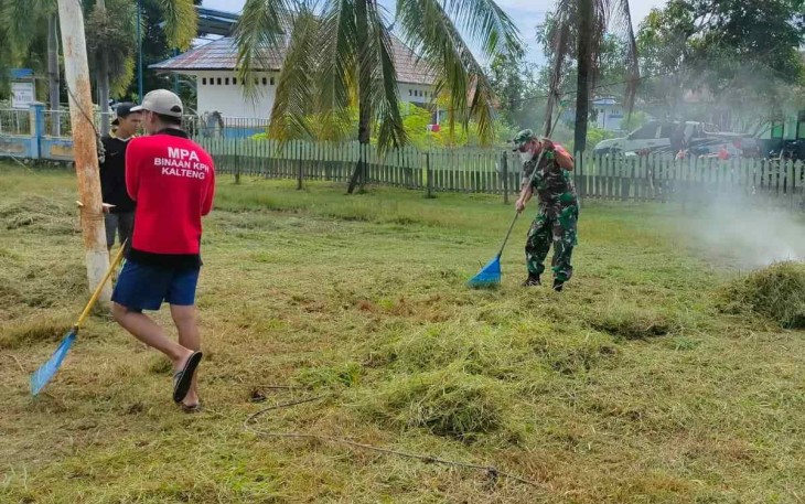 Lestarikan Budaya Gotong Royong, Danramil Pulau Malan Bersama Warga Bersihkan Lapangan 