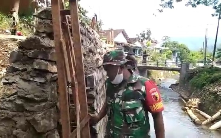 Wujud Peduli, Babinsa Kebonagung Bantu Warga Buat Pondasi Mushola
