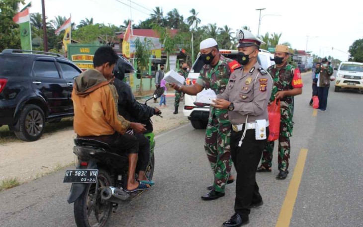 Koramil Waru Bersama Forum Ketua RT dan Mabes Berbagi Takjil