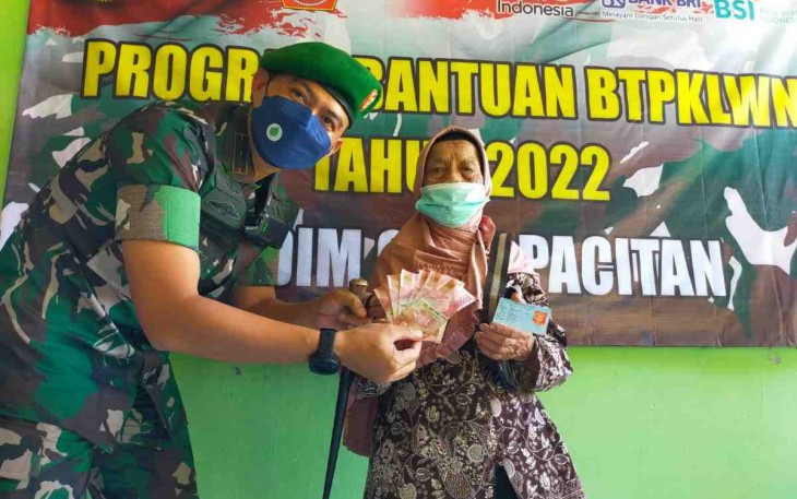 Ribuan Warga Kebonagung Menerima Bantuan BTPKLWN TNI, Ini Kata Dandim 0801/Pacitan