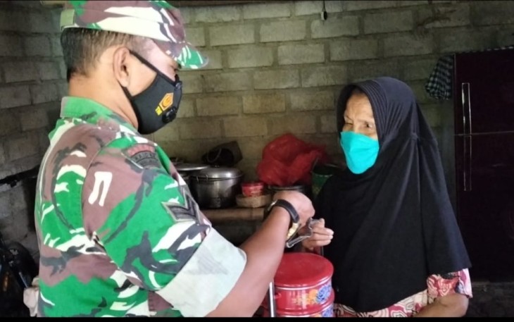 Babinsa Peduli Lansia, Bersama Program Rantang Kasih Pemkab Banyuwangi