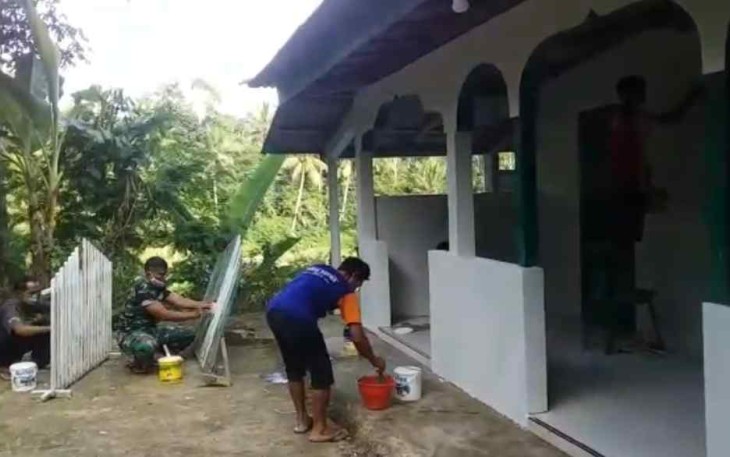 Babinsa Nawangan Gotong Royong Bersama Warga Binaan Renovasi Mushola
