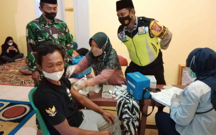 Vaksinasi Malam Koramil 0906-04/ Sangasanga, Sasar Jama'ah Tarawih di Masjid