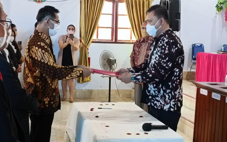 Wakil Wali Kota Bitung, Hengky Honandar, saat menerima mandat