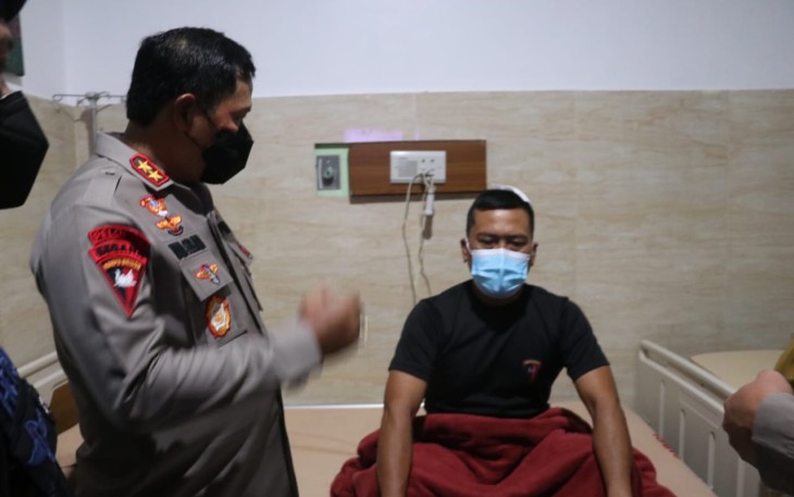 Kawal Aksi Unras, Kapolda Sulsel Besuk Anggotanya Terluka 