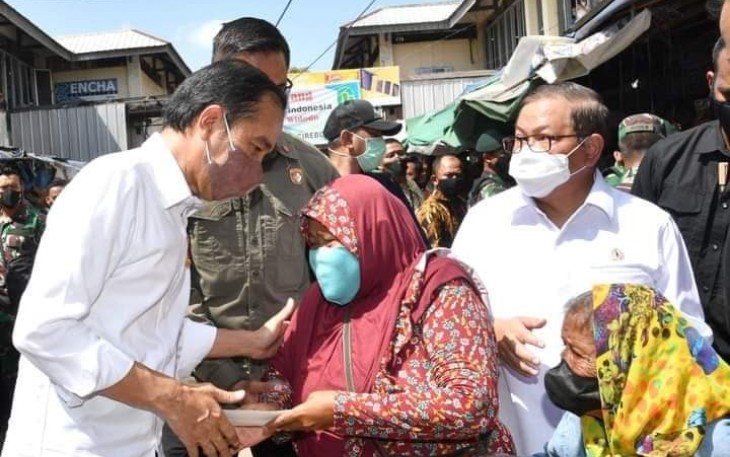Presiden Jokowi saat Bagikan Bansos di Pasar Kanoman.