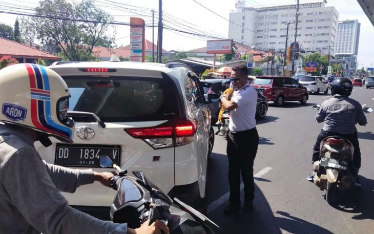Kadishub Kota Makassar Terjun Langsung Urai Kemacetan 