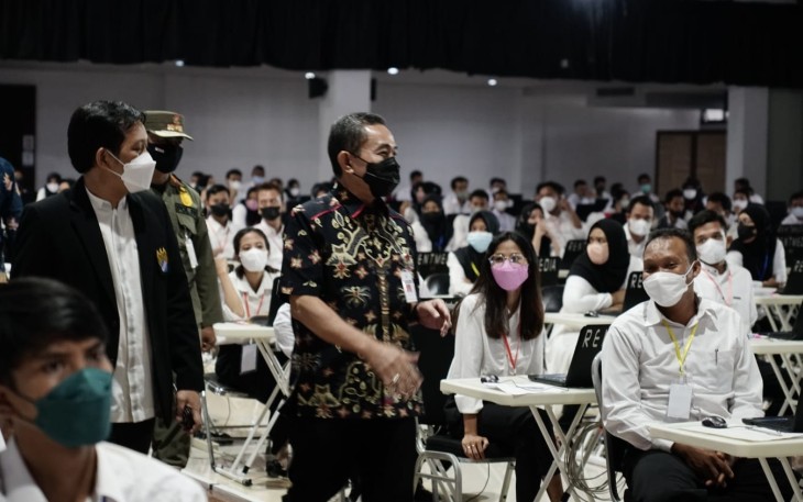 Bupati Pati Haryanto ketika memantau tes CAT