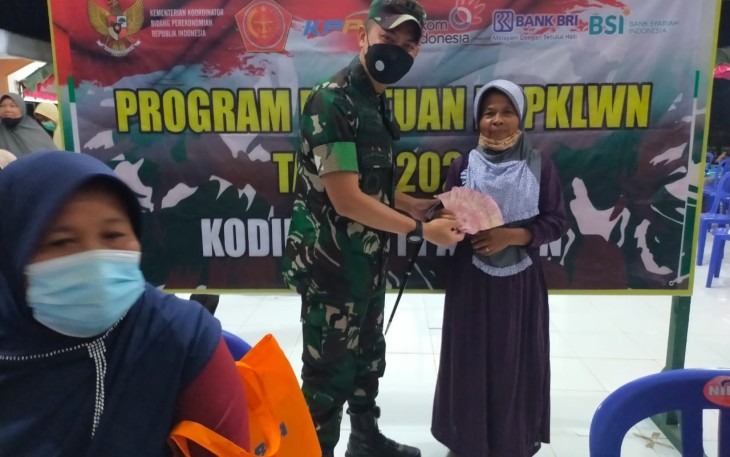 Dandim 0801/Pacitan Pantau Penyaluran Bantuan BTPKLWN TNI Malam Hari.