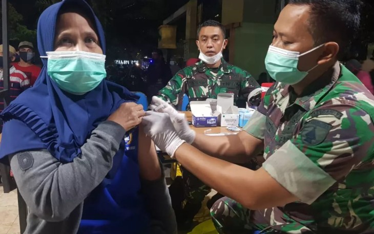 Jelang Lebaran, Denkesyah Madiun Lakukan Vaksinasi Hingga Malam Hari