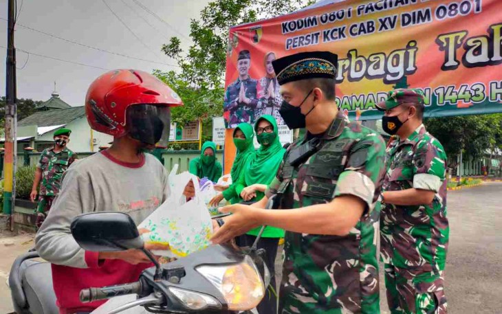 Kodim Pacitan Bagikan Takjil Ke Masyarakat