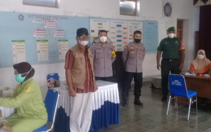 Kades Sribit bersama Polsek Delanggu saat memantau vaksinasi booster, Kamis (21/4/2022)