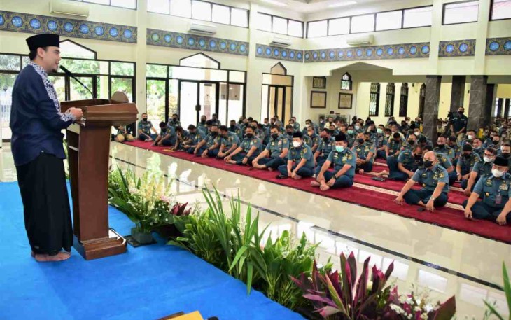 Ustadz Hilman Fauzi memberikan tausiah Nuzullul Qur'an di Masjid Al Arif Mabesal  