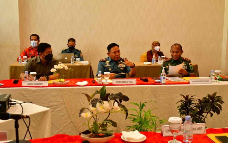 Pangkoarmada III (tengah) saat rapat Forkopimda Prov Papua Barat di Swiss-Belhotel.Kamis (21/4/22)