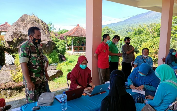 Babinsa Kendal pantau penyaluran BLT-DD di des Karanggupito