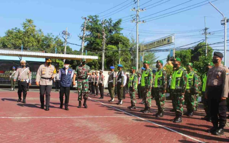 Dandim dampingi Bupati dan Kapolres cek kesiapan pasukan operasi Ketupat Semeru. Jum'at (22/4/2022)