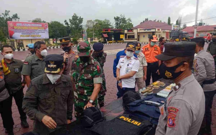 Motor Inf Mukalil dampingi Bupati Seruyan cek kesiapan personel operasi ketupat telabang. Jum'at (22/4/2020)