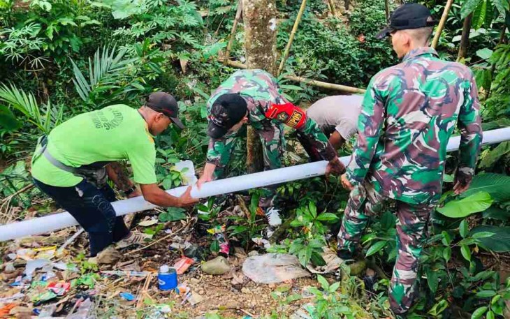 Berjibaku pemasangan pipanisasi air bersih di perbatasan. Minggu (24/4/2022)