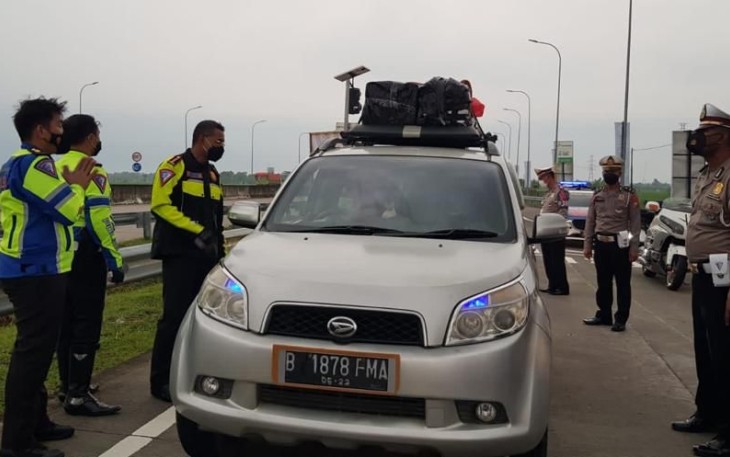Dirlantas Polda Jatim cek langsung arus mudik di perbatasan Jawa Timur. Minggu (24/4/2022) 