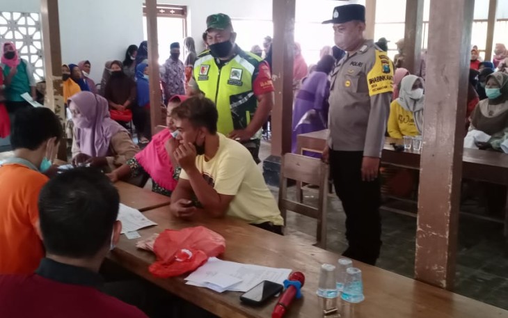 Sinergi TNI Polri kawal pembagian BLT di desa Jambu. Senin (25/4/2022)