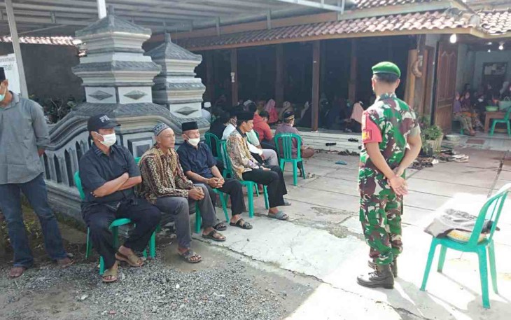 Turut berduka cita, Sertu Imron Takziah ke rumah warga binaan. Senin (25/2/4/2022)
