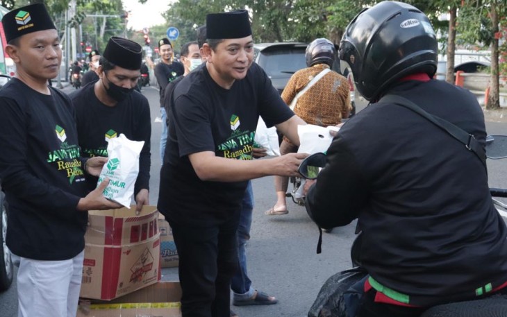 PPP Angkatan Muda Ka'bah turun ke jalan membagikan paket sembako, Senin (25/4/2022)