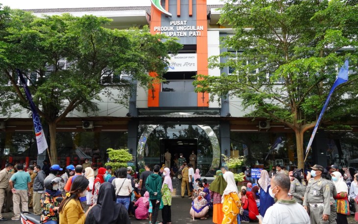 Suasana pasar Pragola Pati ketika dilaksanakan kegiatan pasar murah 