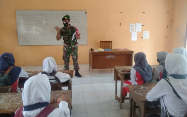 Antusias siswa menerima Wawasan Kebangsaan dari Serma Basori. Selasa (26/4/2022)