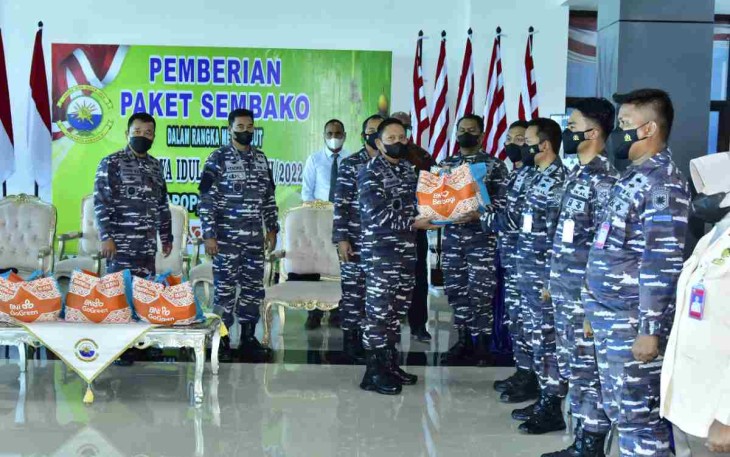 Pangkoarmada III serahkan bingkisan lebaran. Rabu (27/4/2022)