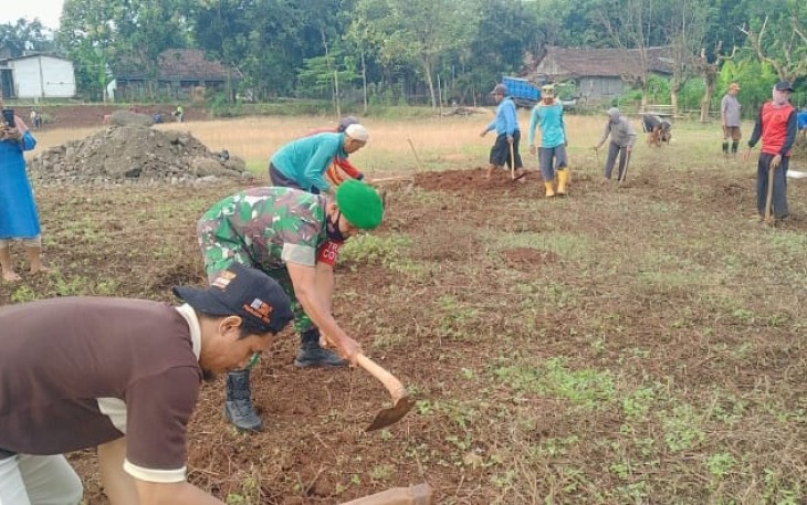 Kerja bakti bersihkan lingkungan bersama warga. Rabu (27/4/2022)