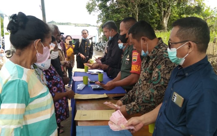 Pendampingan Babinsa dalam penyaluran BLT-DD di wilayah. Rabu (27/4/2022) 