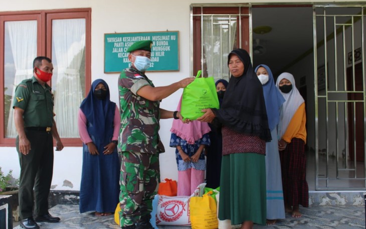 Kapten Inf Asep Trisman serahkan bingkisan lebaran ke panti asuhan harapan bunda. Rabu (27/4/2022)