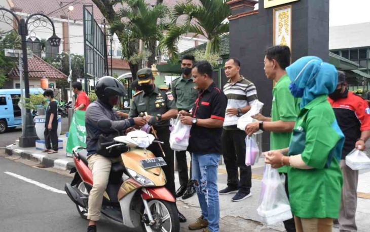 Suasana pembagian takjil di depan Korem 073/Mkt 