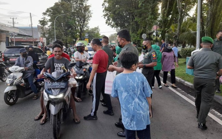 Suasana saat berbagi takjil di depan Makodim 1310/Bitung, Kamis (28/4/2022)