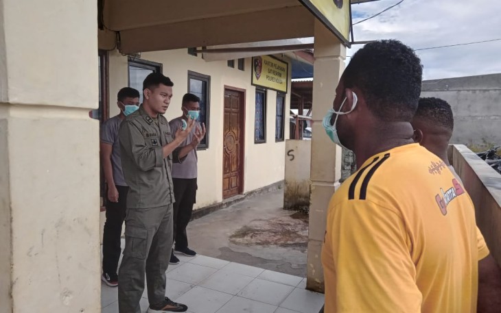 Apapun situasinya harus siap melaksanakan tugas. IPDA Marten saat berikan atensi ke anggotanya. Kamis (28/4/2022)